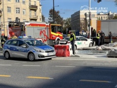 Zderzenie dwóch aut na ważnym skrzyżowaniu na Ochocie. Jedno auto wpadło w torowisko