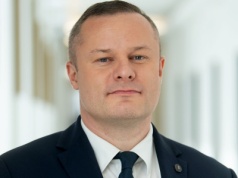 Ukraiński specjalista. Płytki ułoży i rurociąg wysadzi