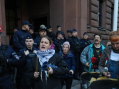 Wybita szyba, wejście oblane czerwoną farbą. Protest przed MSZ w Warszawie