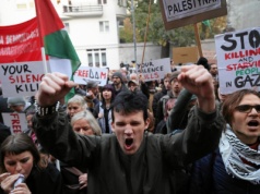 Warszawa. Protesty ws. flotylli płynącej do Gazy. Ambasadę Izraela oblano farbą, w MSZ wybito szybę