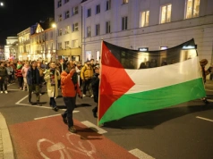 Wybita szyba i czerwona farba. Protesty pod MSZ i domem Sikorskiego w Chobielinie