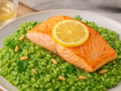 Zielone risotto z pesto i pieczonym łososiem - sprytny sposób na warzywa dla najmłodszych