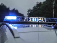 Wypadek. Radiowóz drogówki dachował koło Lubniewic, rannych dwoje policjantów