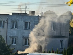 Pożar w budynku mieszkalnym na osiedlu Piekary. Szybka akcja strażaków zapobiegła tragedii