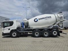 Scania L360 z betonomieszarką i tridemem – nietypowy sprzęt na budowy