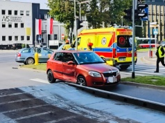 Groźny wypadek w centrum Nowego Sącza. Zderzenie dwóch Skód sparaliżowało ruch