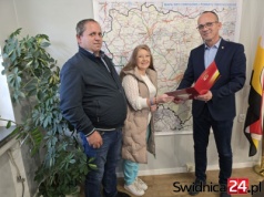 Zawodowe rodziny zastępcze z wysokim wynagrodzeniem. Pierwsza umowa podpisana