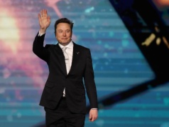 Musk w połowie drogi do zostania pierwszym w historii bilionerem. Warunek? Musi zostać w Tesli