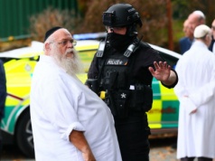 ​Atak na synagogę w Manchesterze. Jedna z ofiar zginęła od policyjnej kuli