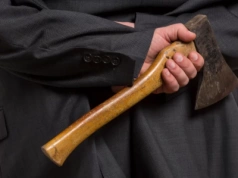 Uderzył siekierą swoją synową, potem uciekł na działki. Podwójna tragedia w Brzegu Dolnym