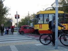 Zderzenie tramwaju z autem. Jedna osoba ranna