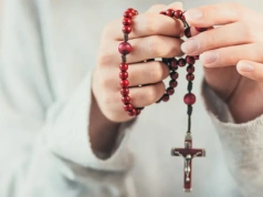 Różaniec znów jest modny: skąd popularność tej modlitwy?