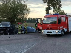 Czołowe zderzenie na krajówce w okolicach Dąbrówki Kościelnej. Trzy osoby w szpitalu