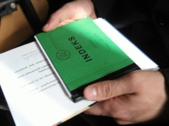 Pokazali to czarno na białym. Studia wpływają na zarobki – różnicę robi nawet rok