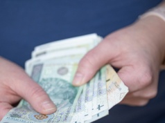 1300 zł dla każdego bez kryteriów? MF oszacowało koszty propozycji