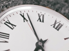 Kiedy jest zmiana czasu na zimowy w 2025 r.? Czy to się dalej opłaca?