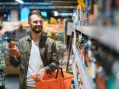 W jakich godzinach Polacy najczęściej kupują alkohol? Zaskakujace dane