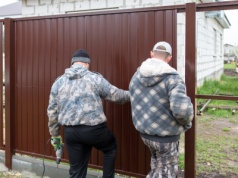 Stawiasz nowe ogrodzenie? Sąsiad może żądać rozbiórki albo dopłaty