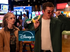 Nowy film akcji Disney+ ogląda się jak z VHS