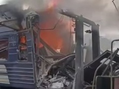 Rosyjski atak na dworzec i pociąg pasażerski. Wagon stanął w ogniu