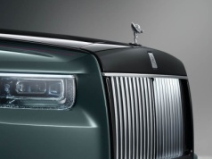 Kiedyś na bogato, dziś skromnie. Tak zmieniało się logo Rolls-Royce'a