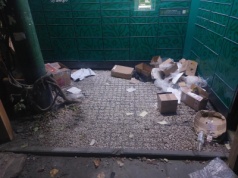 Zrobili przy paczkomacie na Powiślu śmietnik. Kartony po przesyłkach rzucają gdzie popadnie