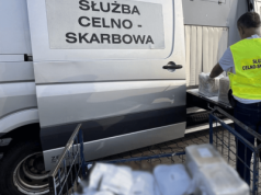 KAS skontrolowała przesyłki kurierskie. Skrzętnie ukryto w nich aż 53 kg nielegalnej substancji