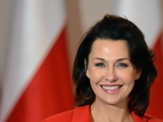 Anna Popek założyła sukienkę idealną do biura. Jest wygodna, elegancka i zachwyca kolorem