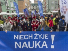 „Niech żyje nauka!”. Kolorowa parada uczelni przeszła ulicami Gdańska