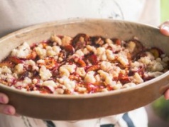 Jest pyszna, maślana i bez glutenu. Doskonała do zapiekania śliwek z cynamonem