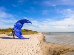 Tragedia w Jastarni. Silny wiatr porwał 59-letniego kitesurfera