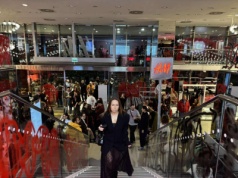 Tłumy na pożegnalnej imprezie flagowego H&M przy Marszałkowskiej. Wymalowali sprayem szyby, wynieśli ciuchy i zrobili dancefllor
