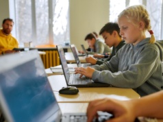 Ścieśnianie godzin pensum do czterech dni staje się standardem. Dyrektorzy dają na to zgodę
