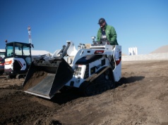Bobcat MT100: Łopata z silnikiem? Nie, to znacznie więcej. A jak się nim pracuje?