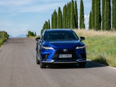 Lexus nie bierze jeńców. Polacy pokochali hybrydy, a wyniki mówią same za siebie