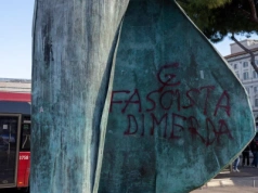 Profanacja pomnika papieża Polaka. „Bolesne i niezrozumiałe zbezczeszczenie wizerunku”
