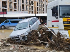 Turystyczny kurort pod wodą. Powódź zalała miasta, są ofiary. Polacy uwielbiają tam jeździć