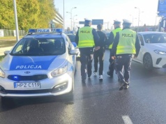 Poranna kolizja w Alejach Jerozolimskich. 23-latek z BMW miał prawie 2 promile. Kierujący Daewoo wjechał w strażaków