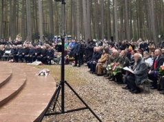 „Powinniśmy przypominać, że wojna jest czymś złym”. Upamiętniono ofiary zbrodni w Piaśnicy