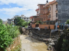 Zerwane mosty, odcięte drogi i 47 ofiar śmiertelnych. Ulewy pustoszą Nepal
