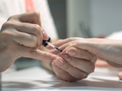 Na ten kolor maluj paznokcie po 50-tce. Optycznie wyszczupla i odmładza dłonie