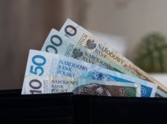 Praca w Krajowej Administracji Skarbowej. Ile dostają celnicy na start?