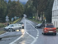 Zderzenie dwóch aut przy nieczynnym hotelu Barok w Piechowicach. Duże utrudnienia na trasie Szklarska Poręba - Jelenia Góra.