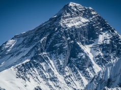 Akcje ratunkowe na zboczu Mount Everestu. Blisko tysiąca osób uwięzionych
