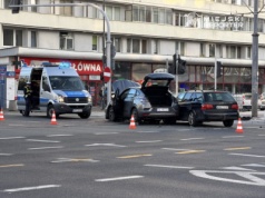 Zderzenie Renault i Saaba na ruchliwym skrzyżowaniu. Nie działała sygnalizacja