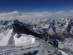 Setki osób uwięzione. Trwa akcja ratunkowa na Mount Everest
