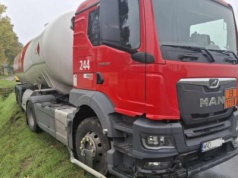 Zderzenie osobówki z cysterną. Kierowca ciężarówki uniknął tragedii