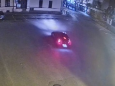 Wbiła się w ścianę. Mówiła, że przez kota. Policja pokazała jej nagranie