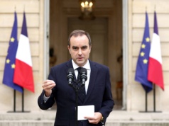 Źle się dzieje we Francji. Premier nie utrzymał się nawet miesiąc, Macrona chcą obalić