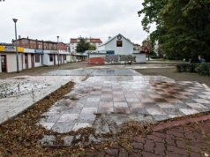 Więcej zieleni koło czołgu